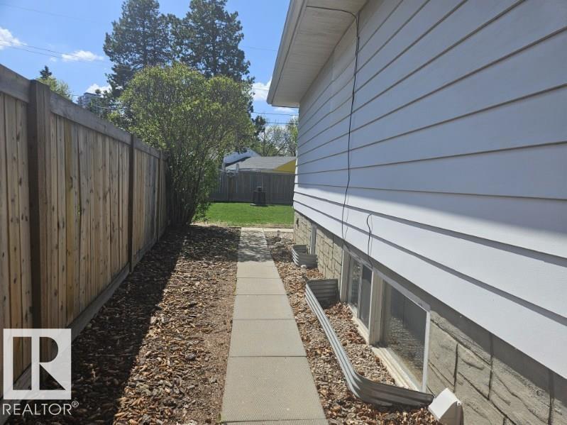 8239 93A AV NW - 32