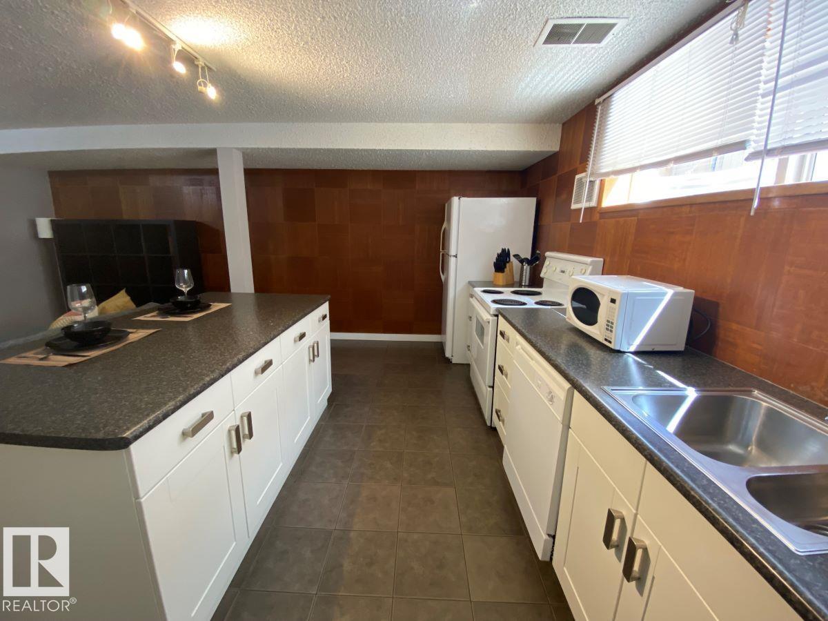 8239 93A AV NW - 23