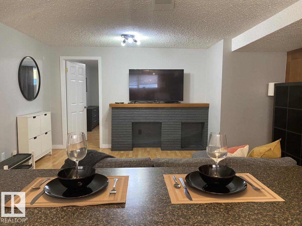 8239 93A AV NW - 24