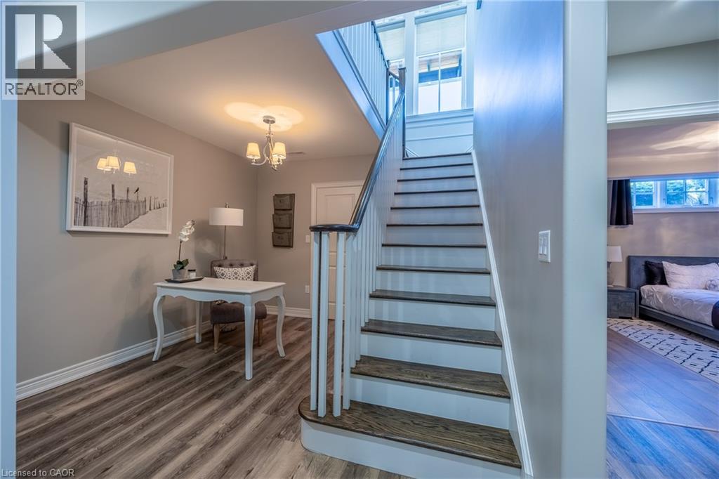 11 GREENLEAF Lane, Ancaster, Ontario, L9G0E7 — Photo 2