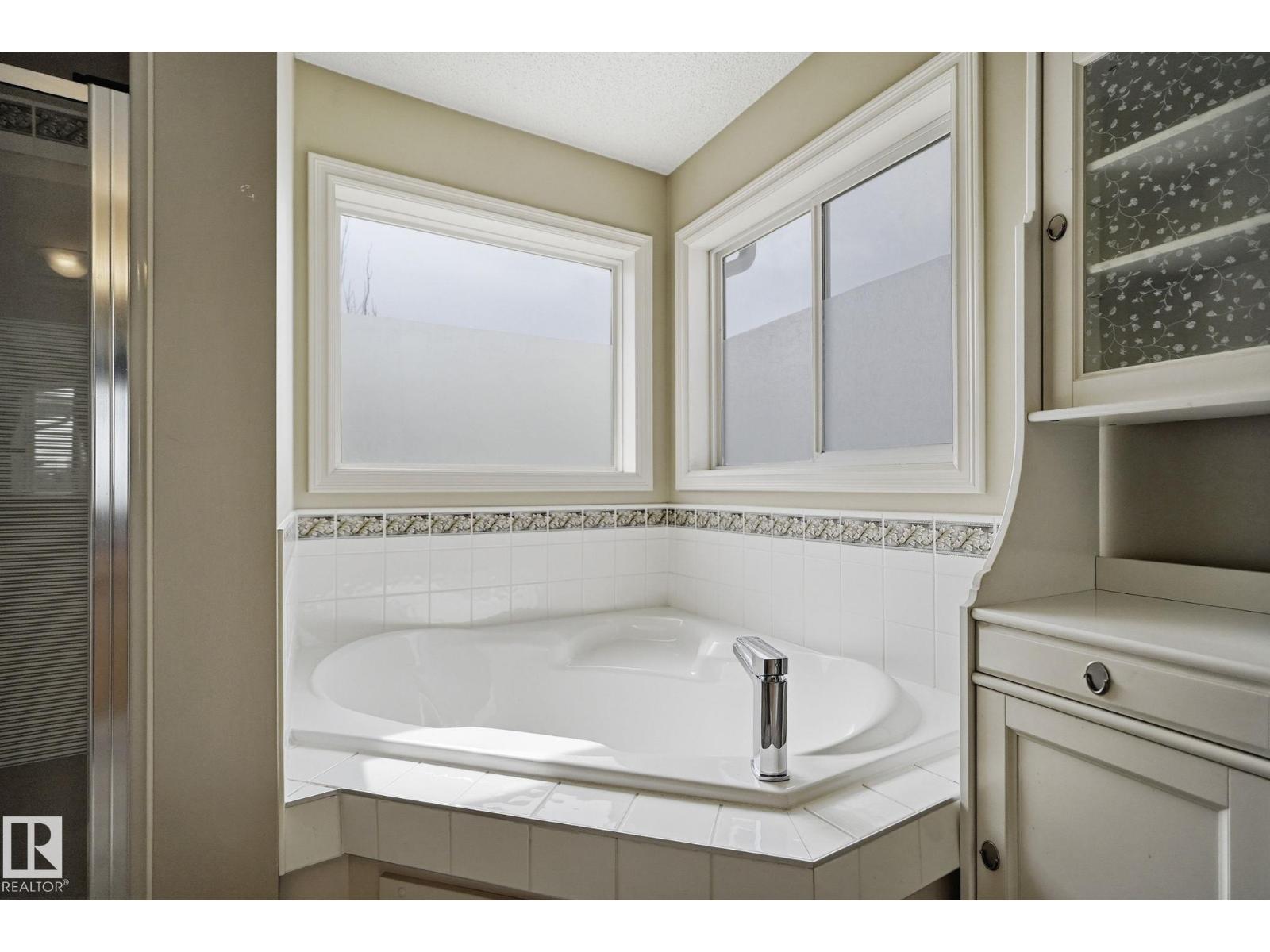 3327 32 AV NW - 21