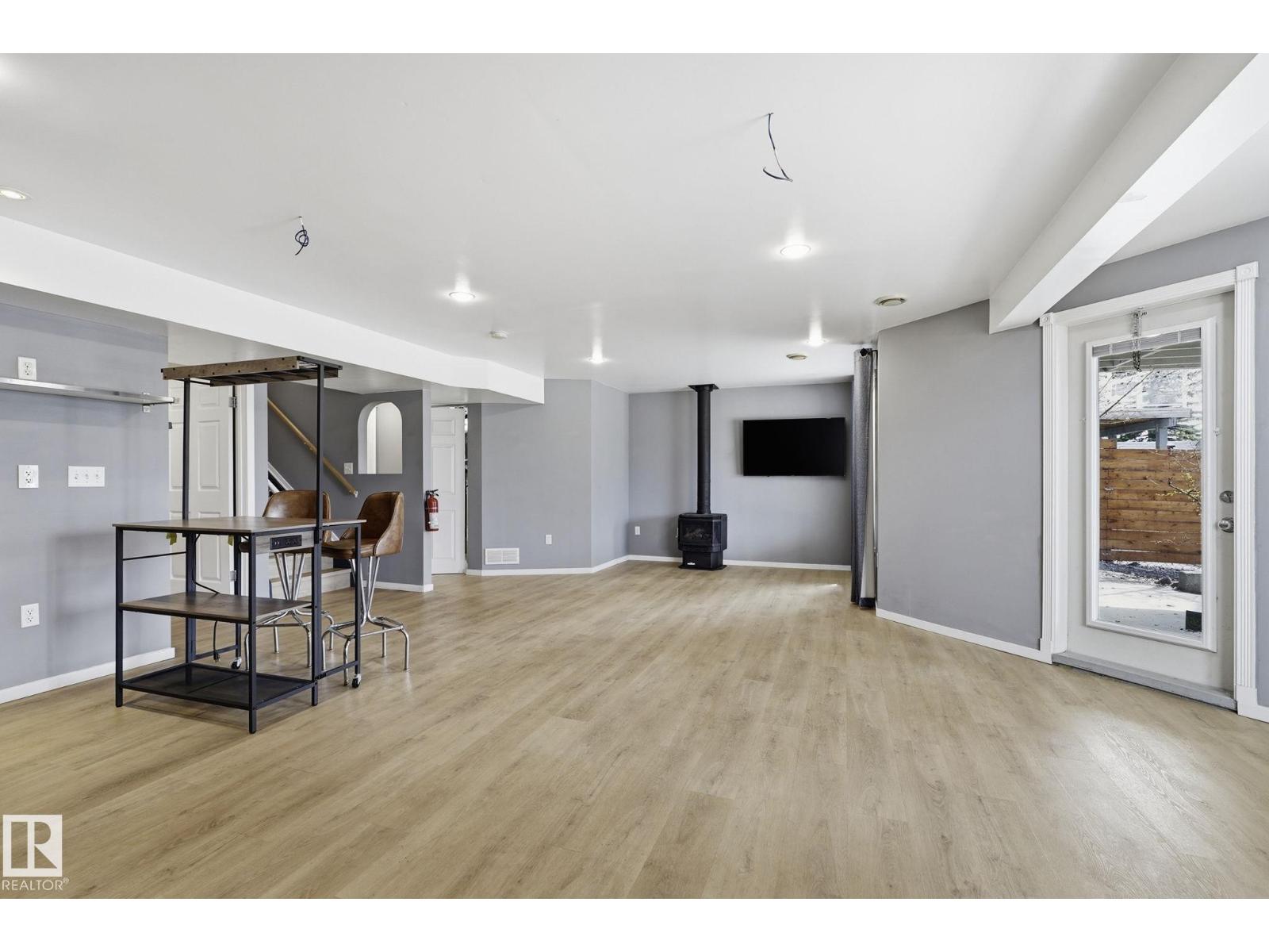 3327 32 AV NW - 27