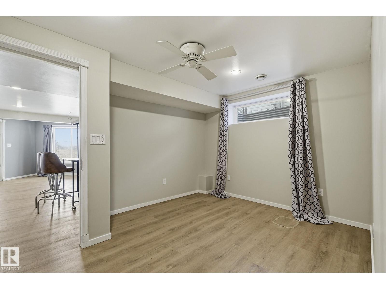 3327 32 AV NW - 31