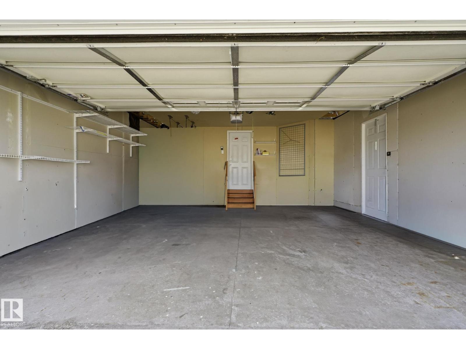 3327 32 AV NW - 33