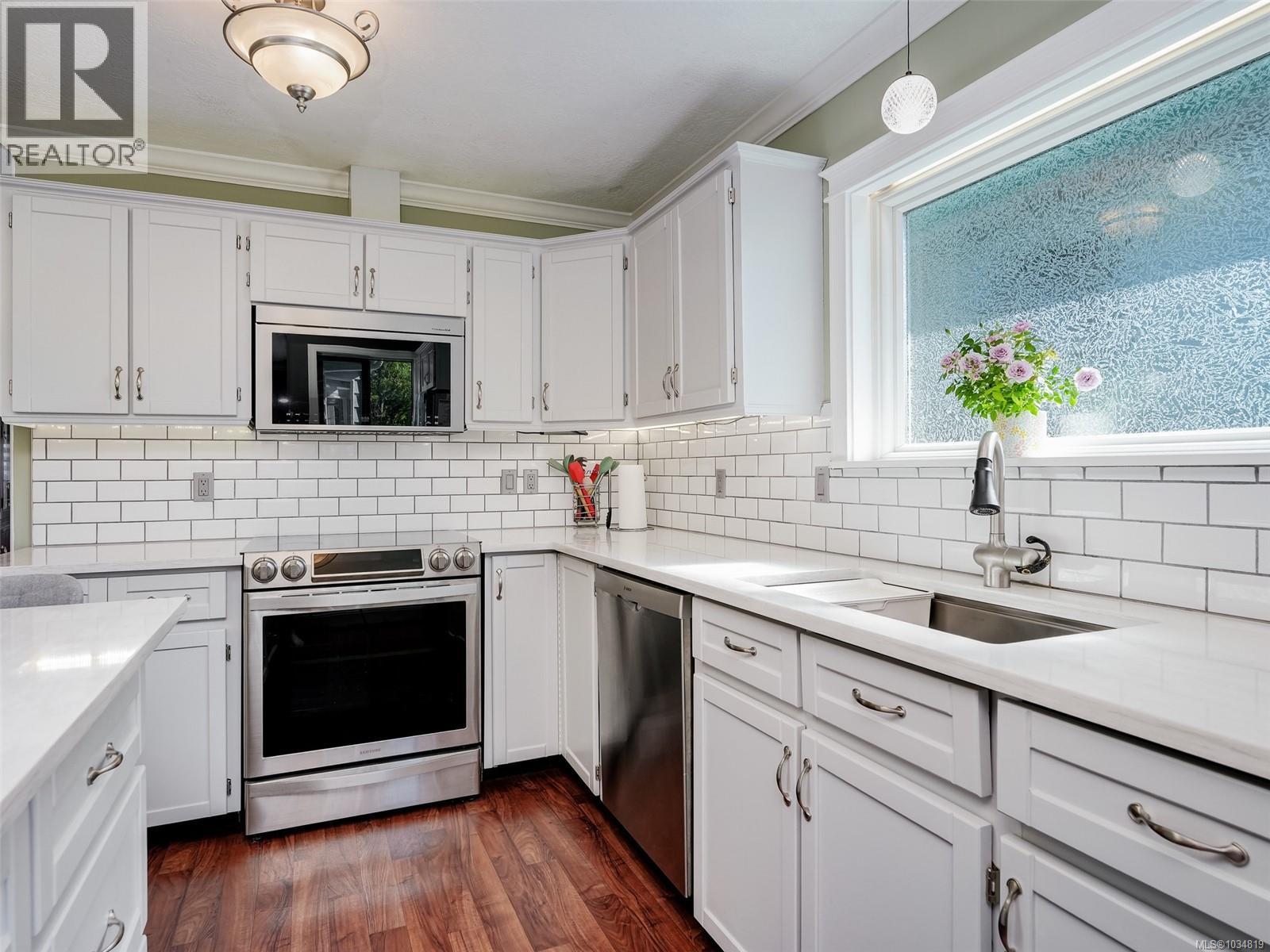 49 Caton Pl, View Royal
