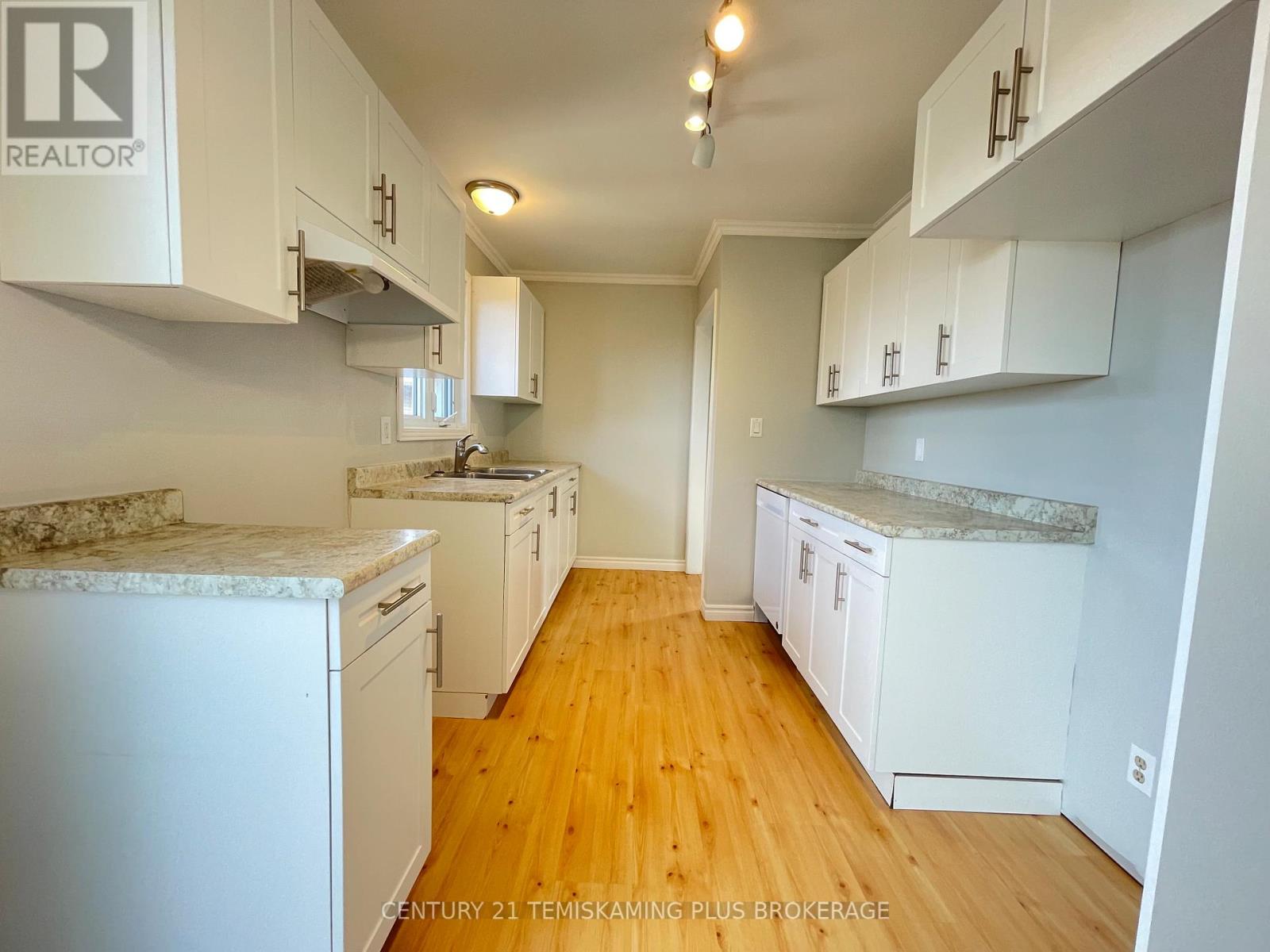 487 ROSS AVENUE - 10