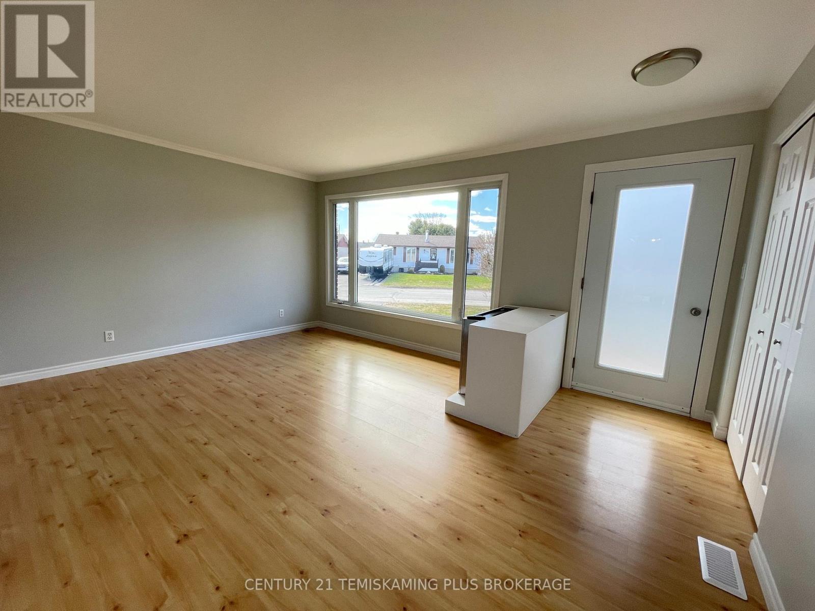 487 ROSS AVENUE - 14