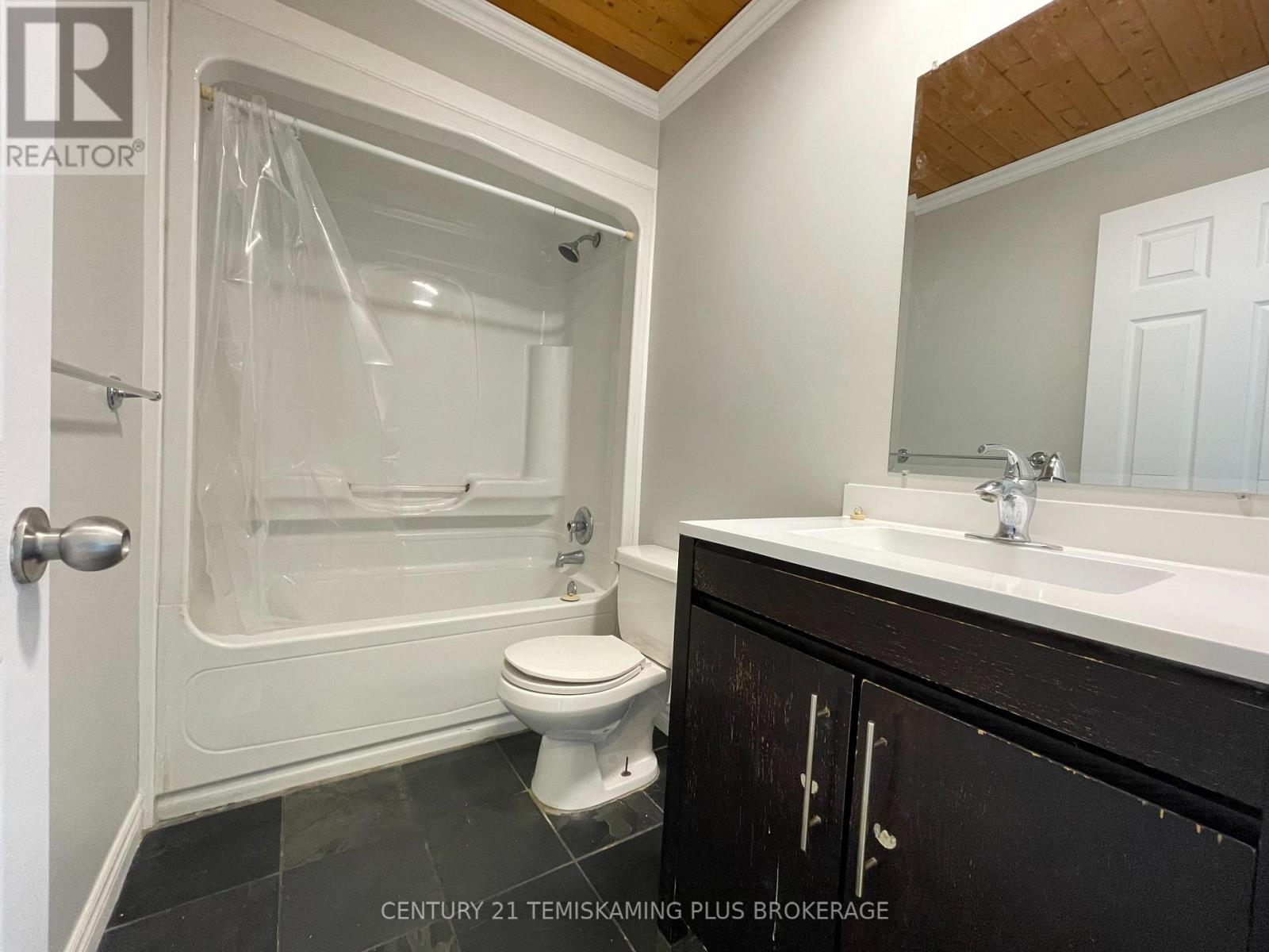 487 ROSS AVENUE - 21