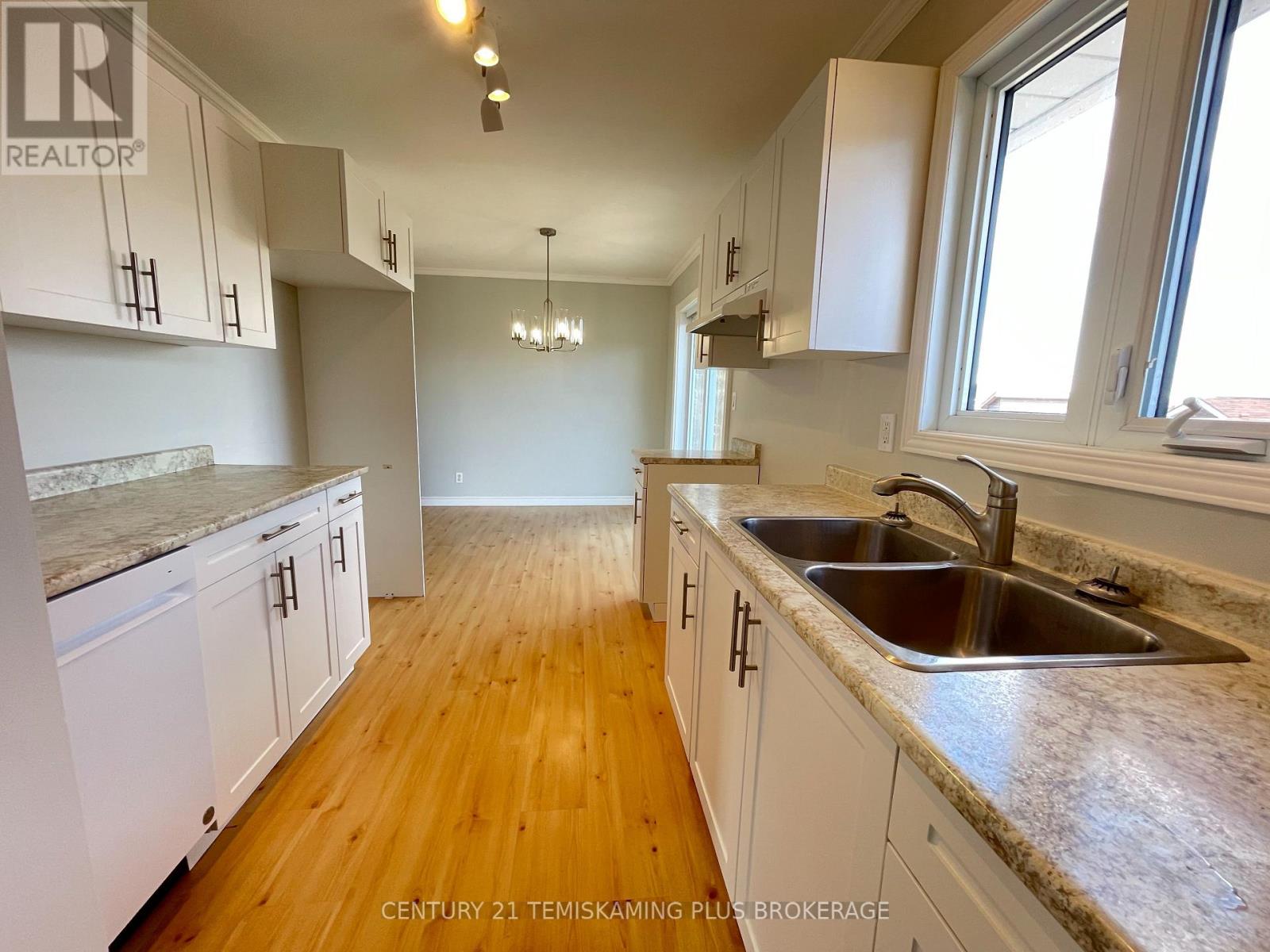 487 ROSS AVENUE - 9