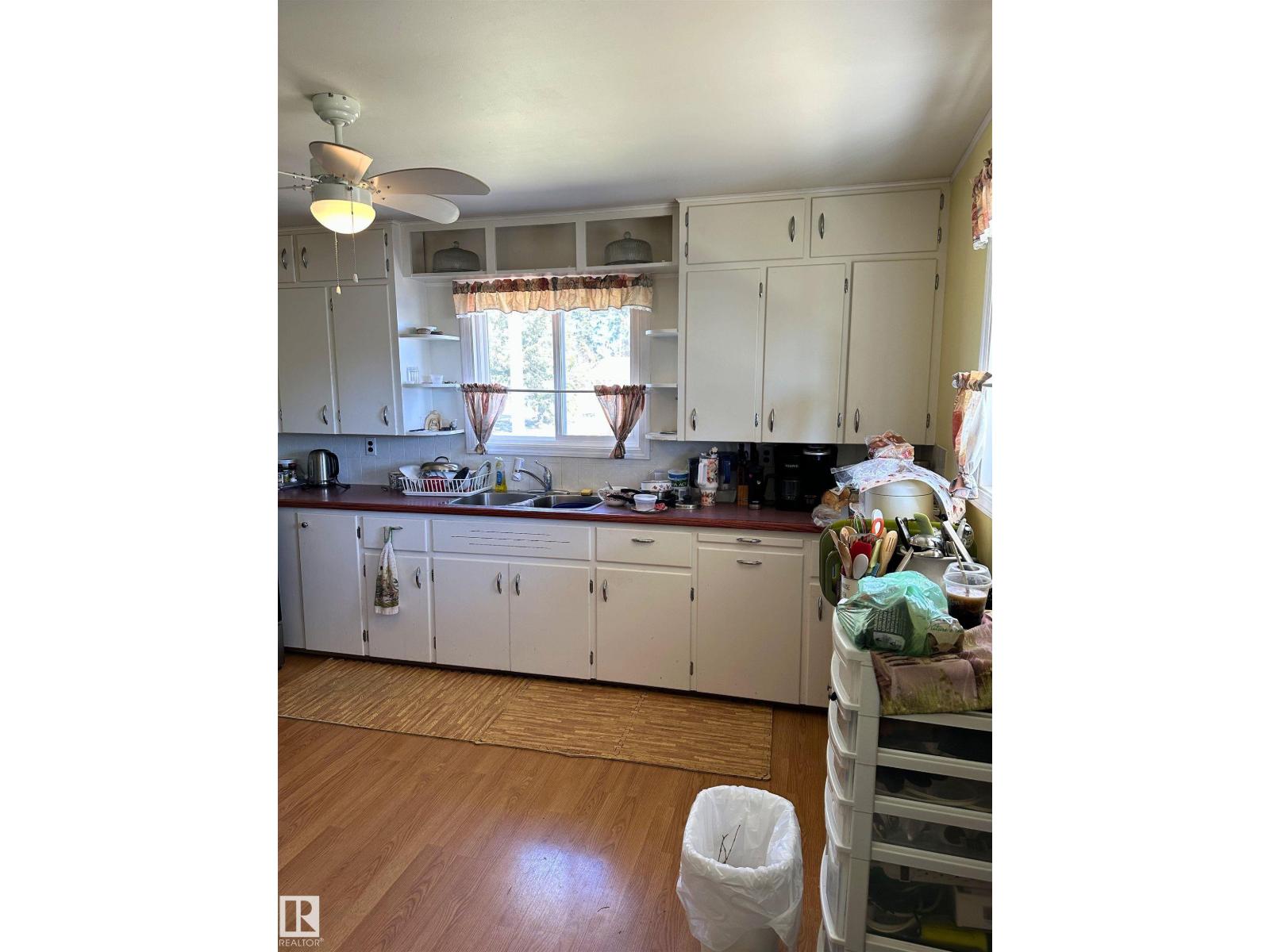 5035 49 AV NW - 10