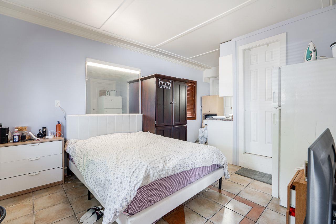 House in Surrey - Image 21