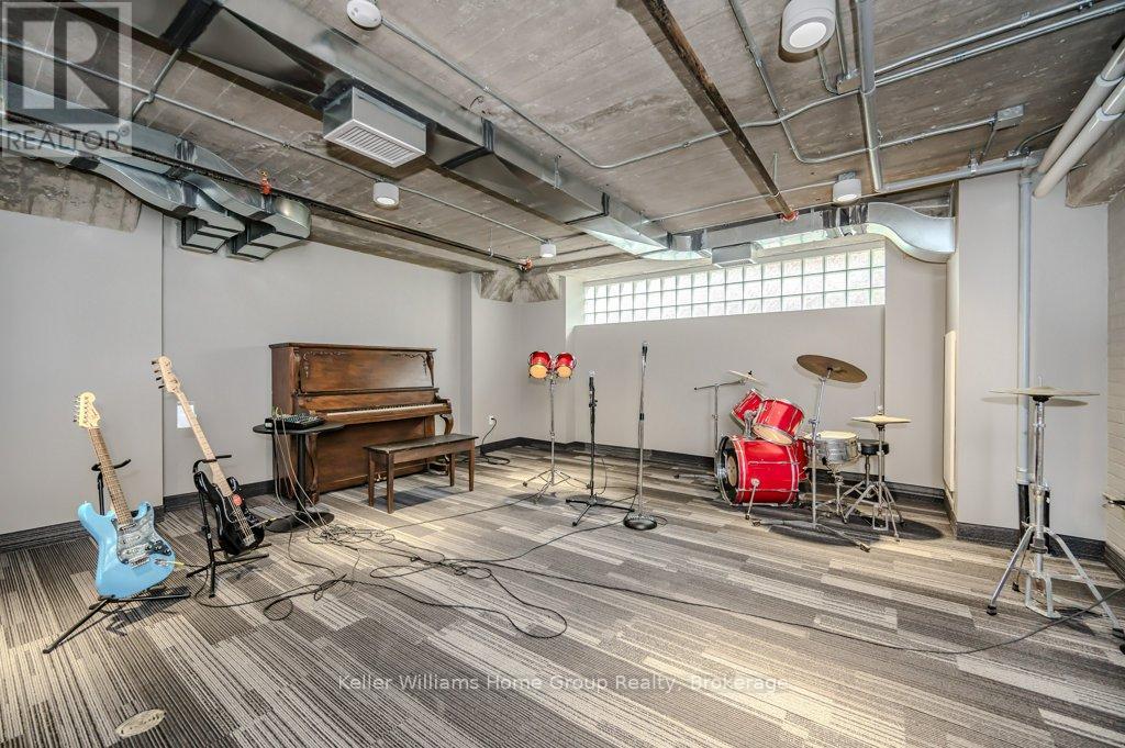 #304 120 HURON STREET - 37