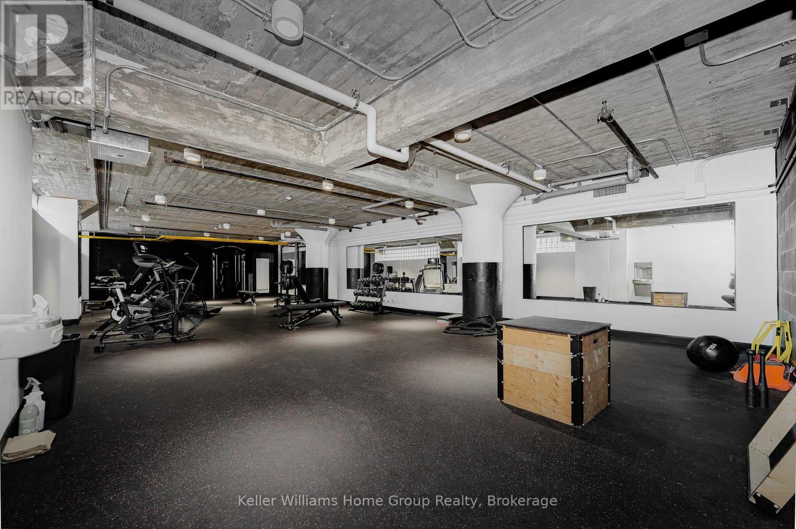 #304 120 HURON STREET - 38