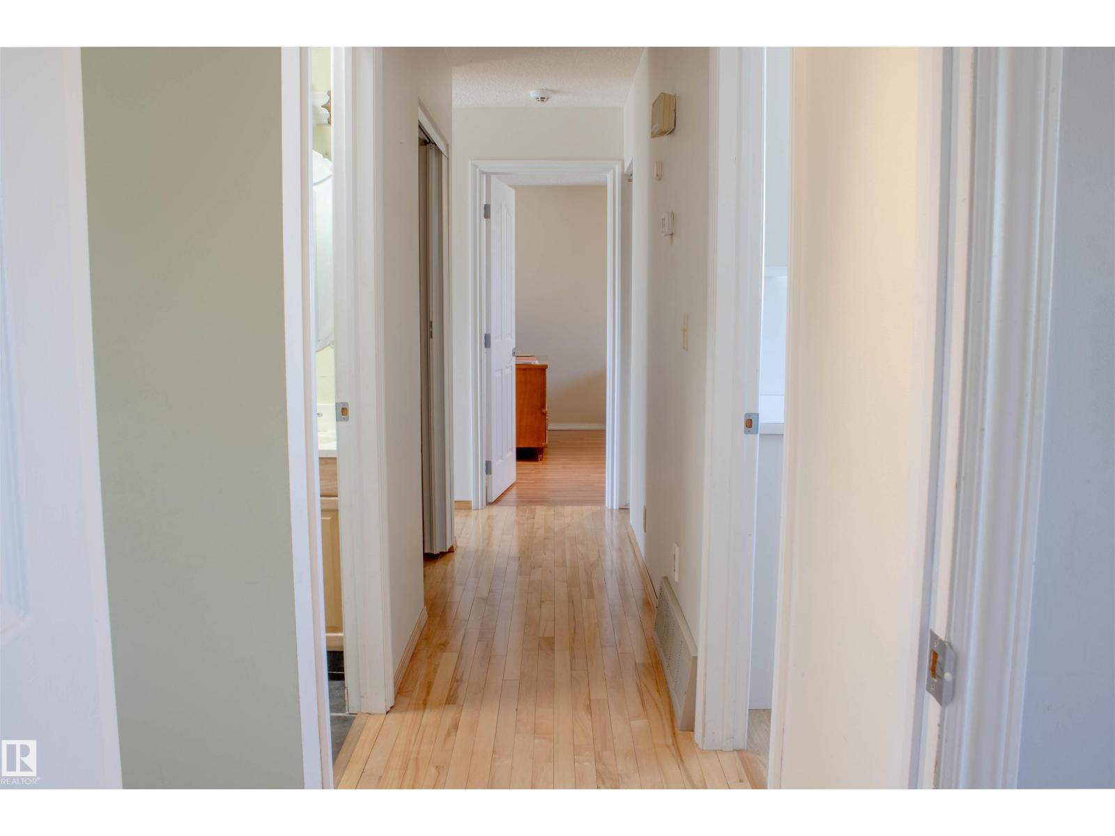 8651 27 AV NW - 12