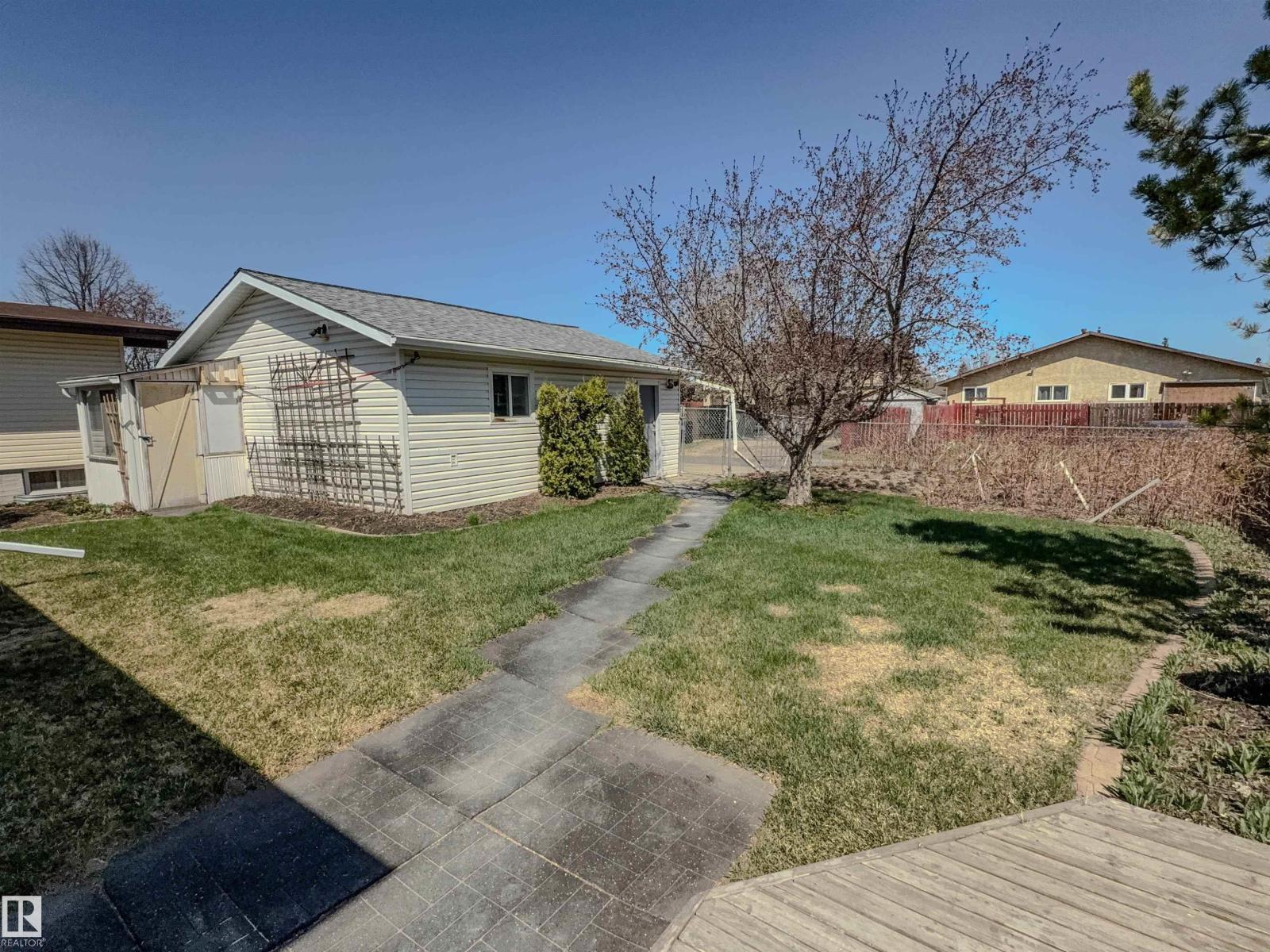 8651 27 AV NW - 14