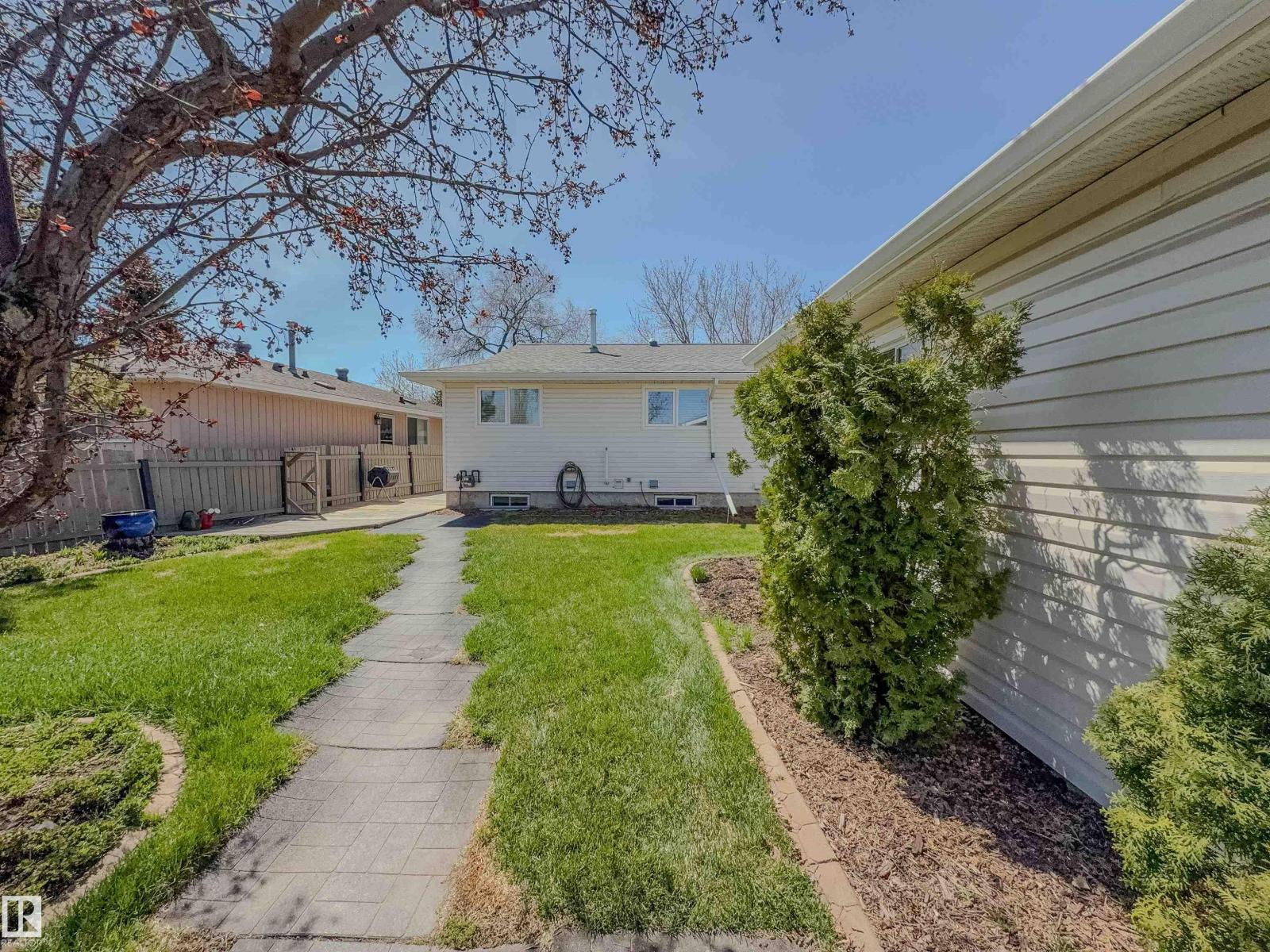 8651 27 AV NW - 16