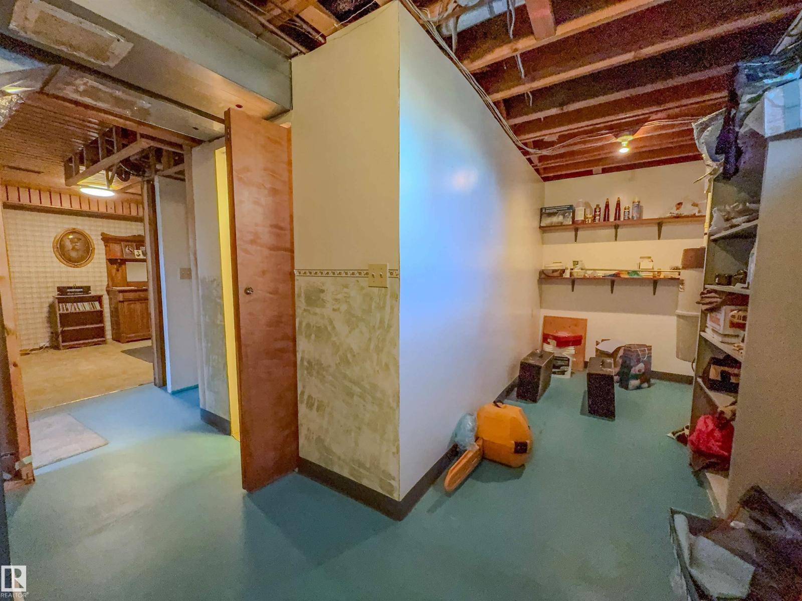 8651 27 AV NW - 38