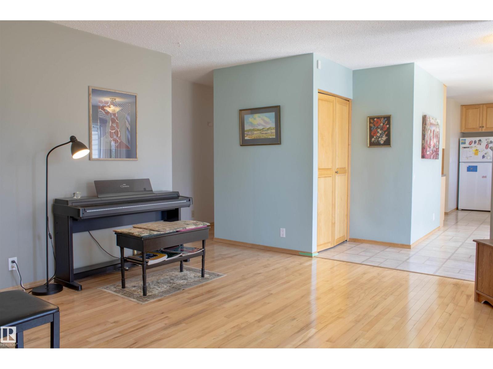 8651 27 AV NW - 4