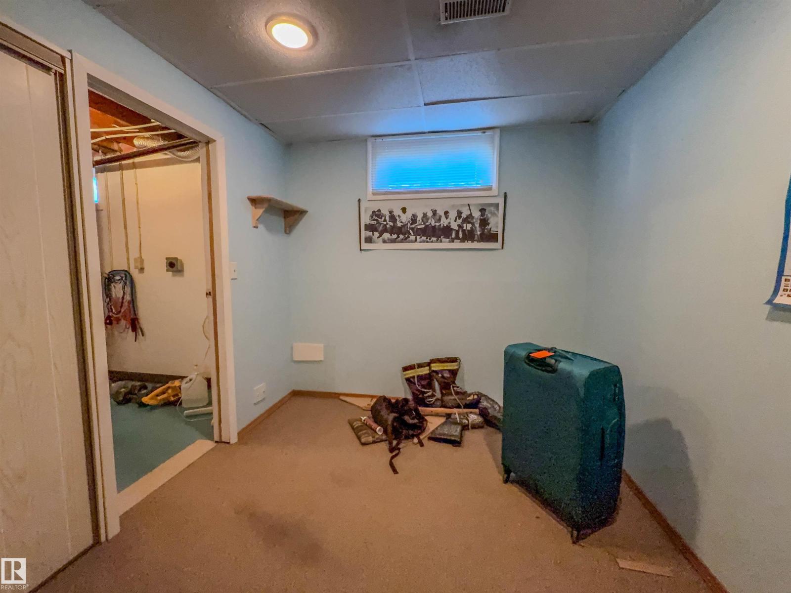 8651 27 AV NW - 40