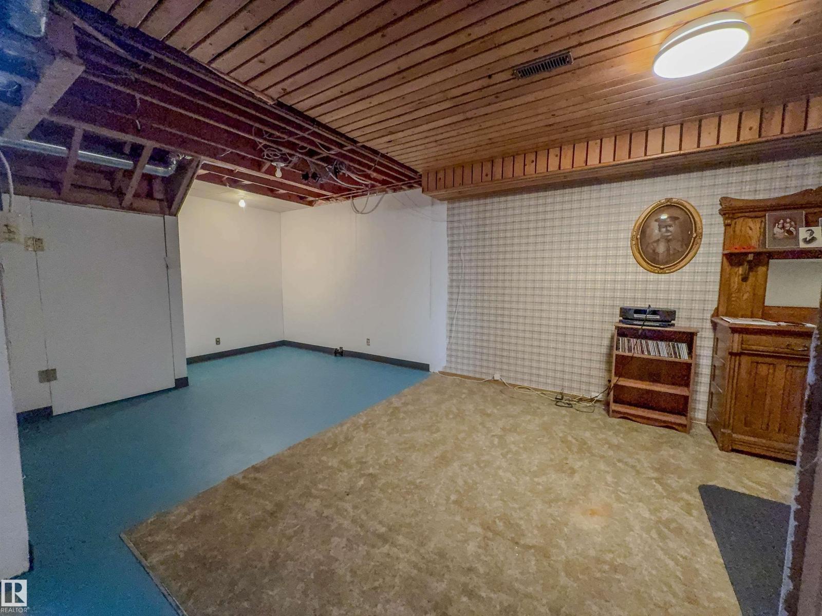 8651 27 AV NW - 41