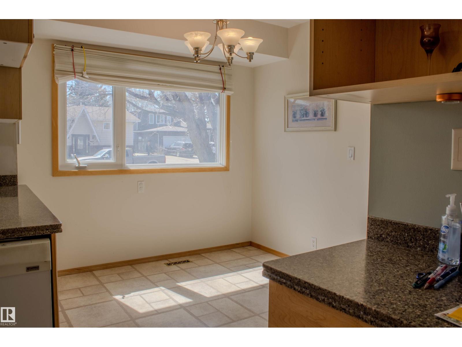 8651 27 AV NW - 43