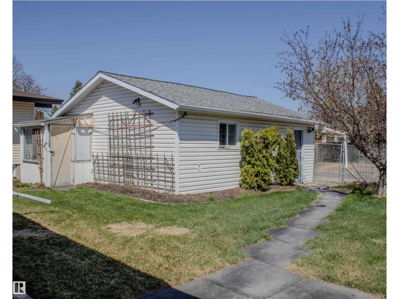 8651 27 AV NW - 47