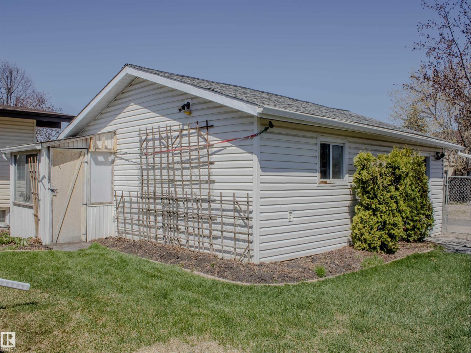 8651 27 AV NW - 49