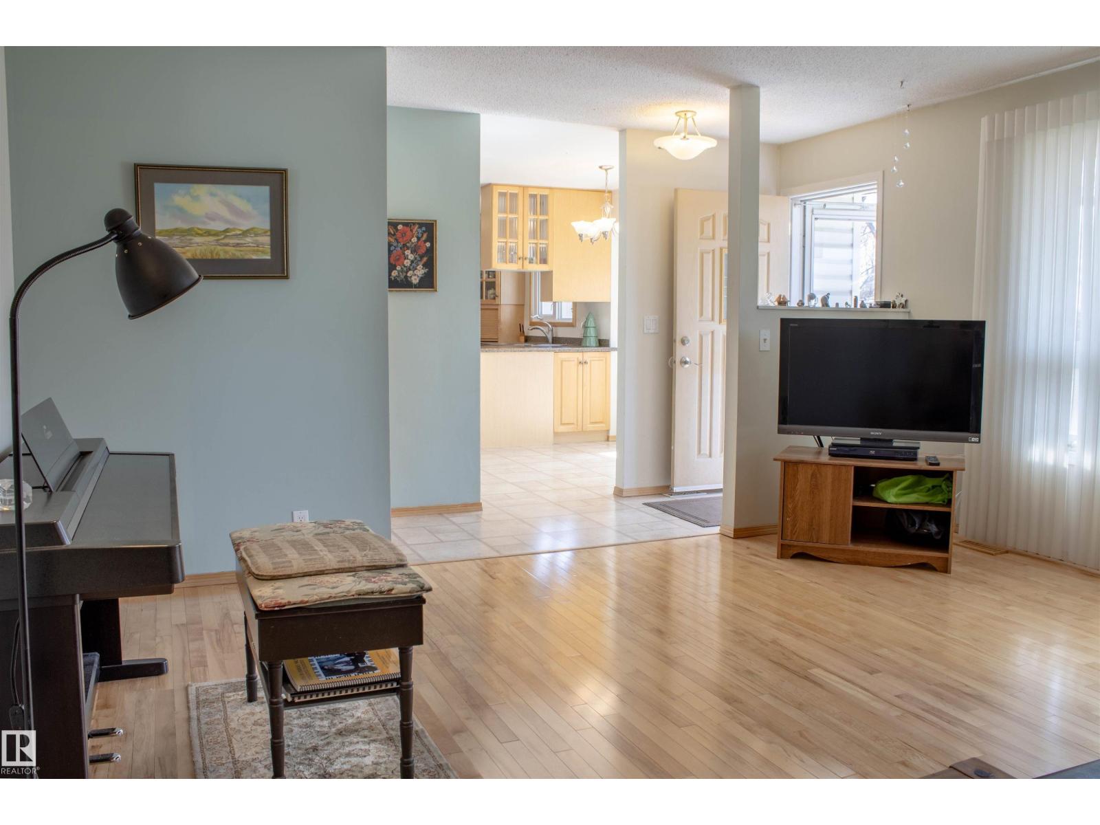 8651 27 AV NW - 5
