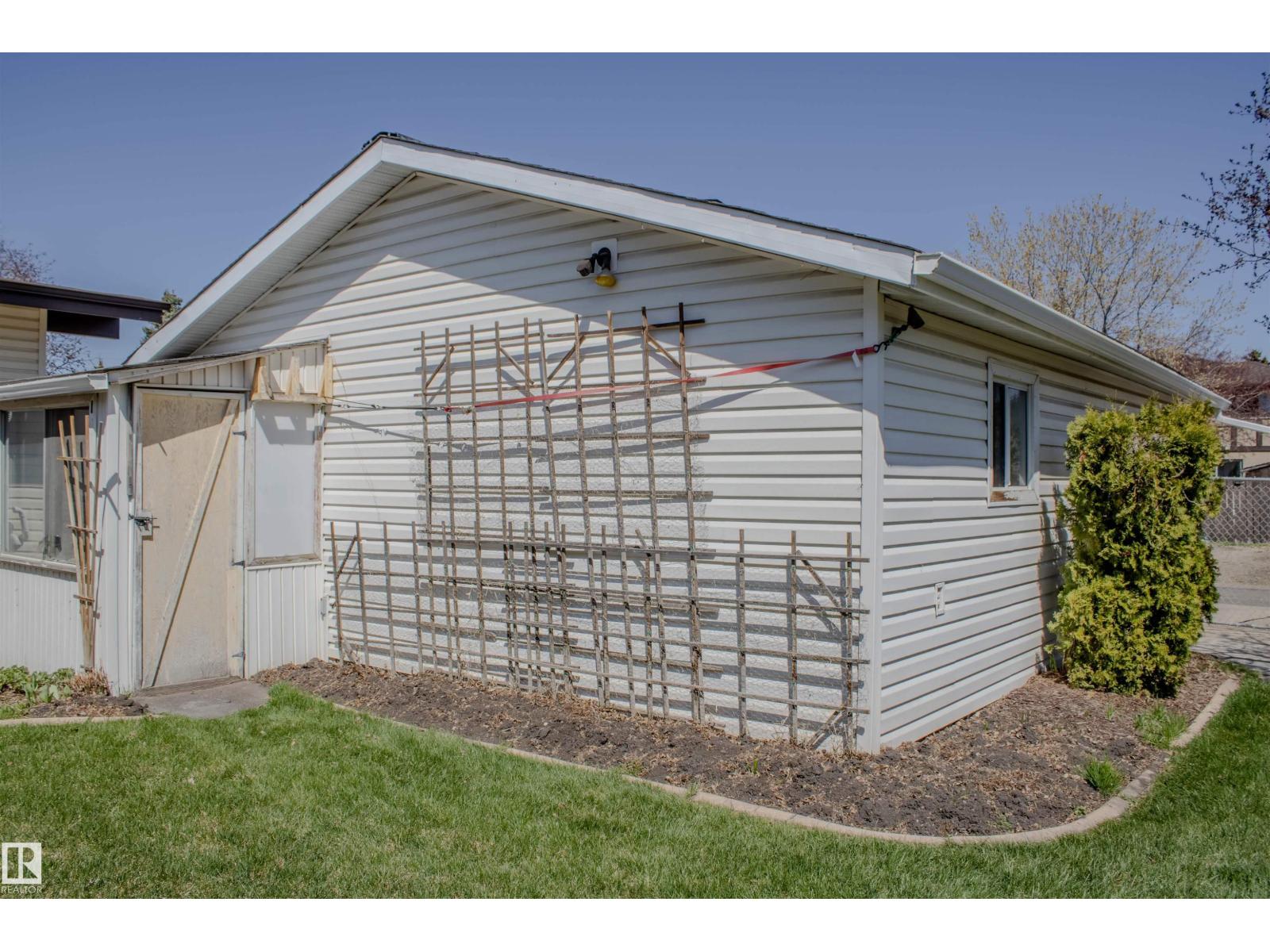 8651 27 AV NW - 50