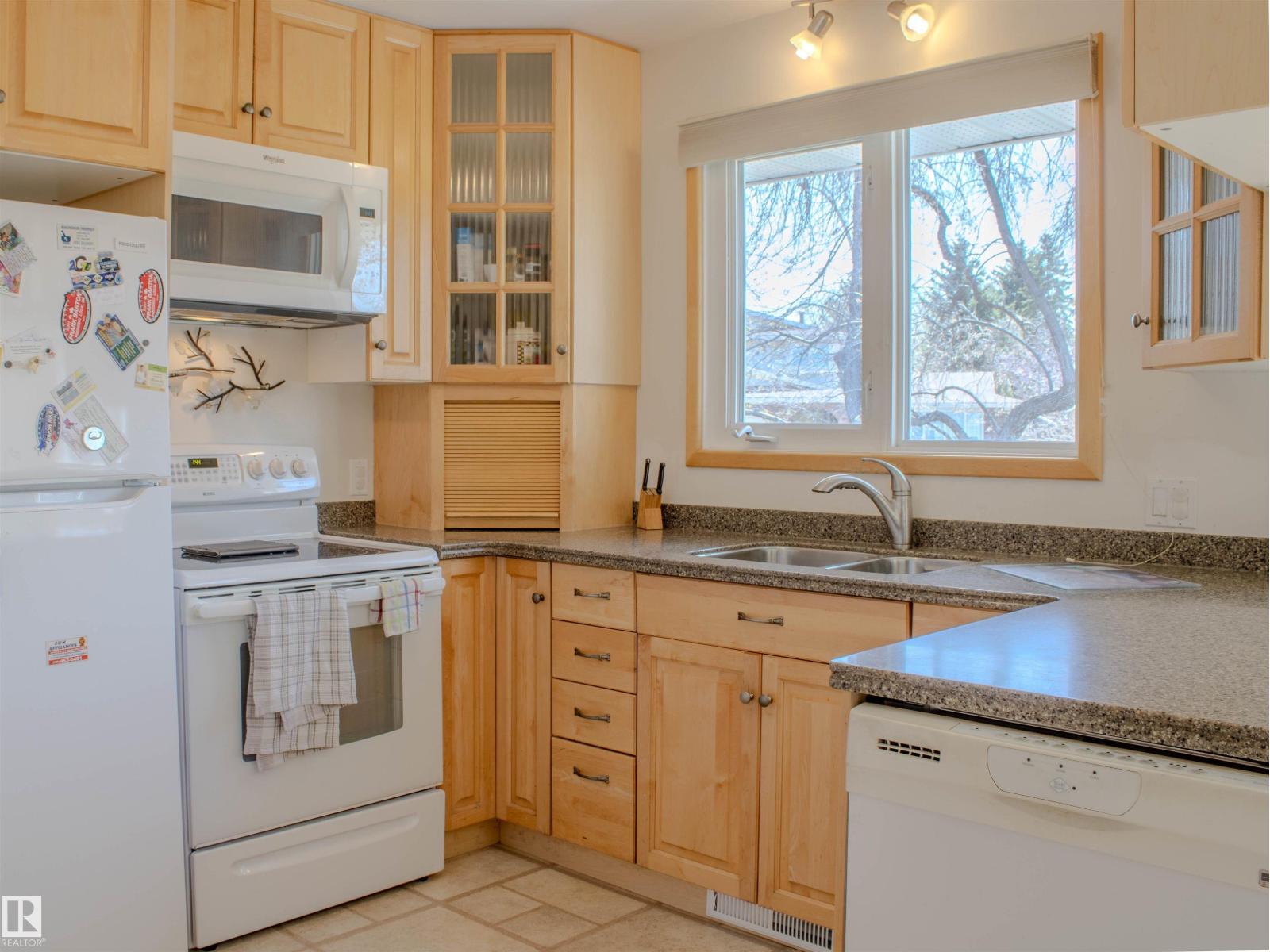 8651 27 AV NW - 7