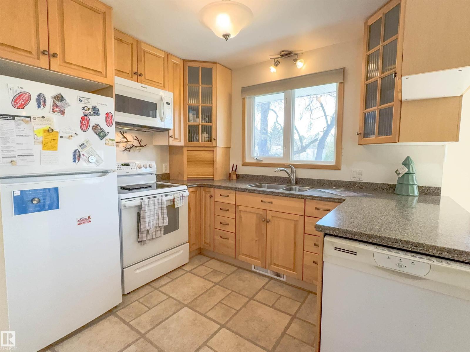 8651 27 AV NW - 8