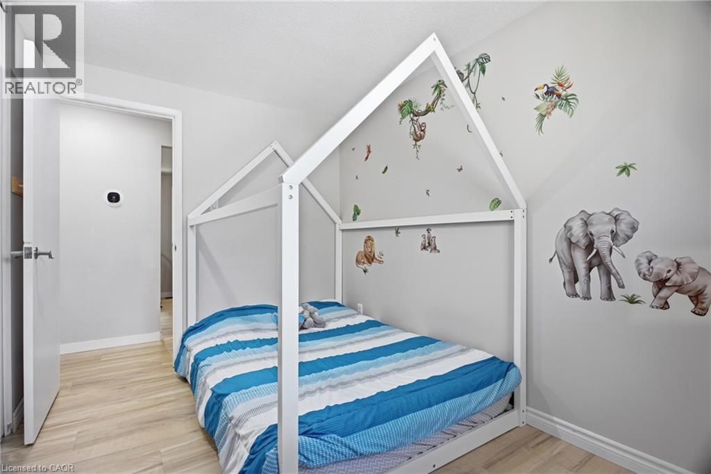 19 GREENDALE Crescent, Kitchener, Ontario, N2A2R5 — Photo 3