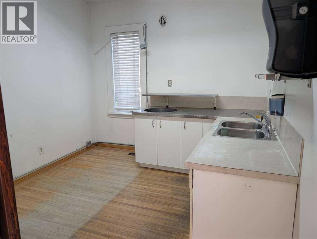 53 Elma Street W - 15