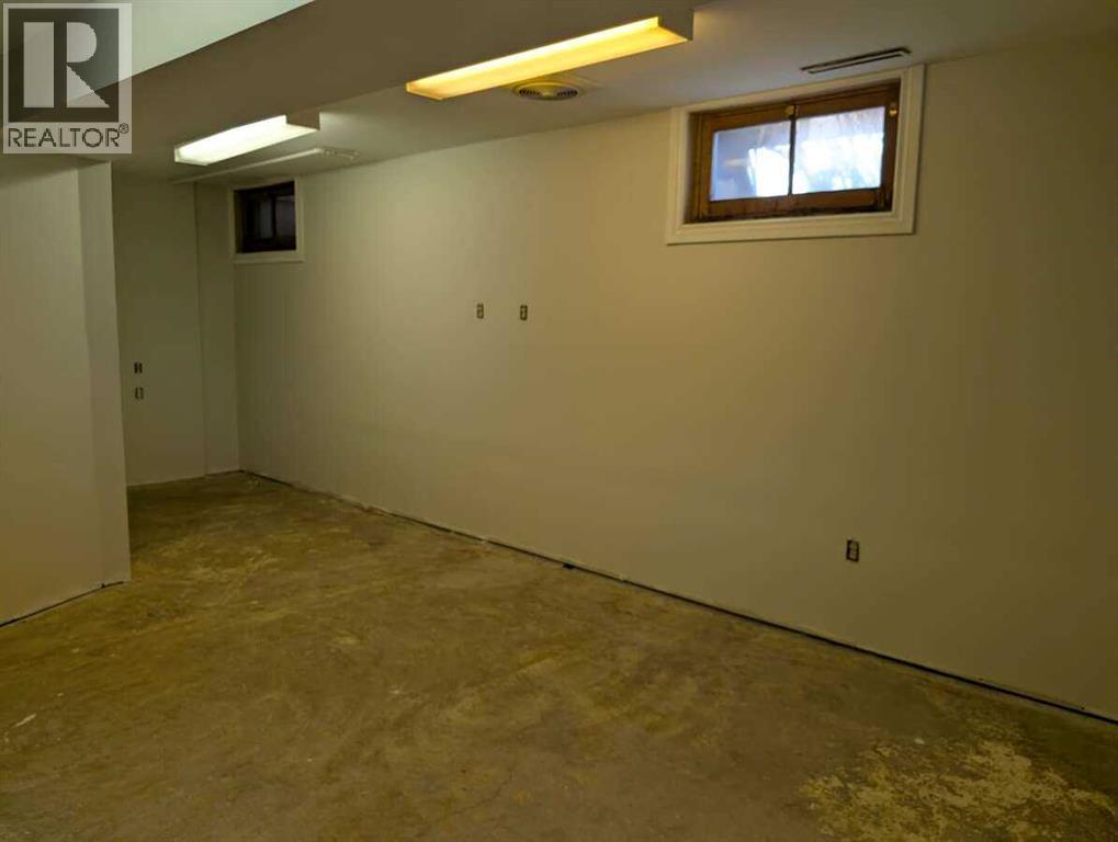 53 Elma Street W - 25