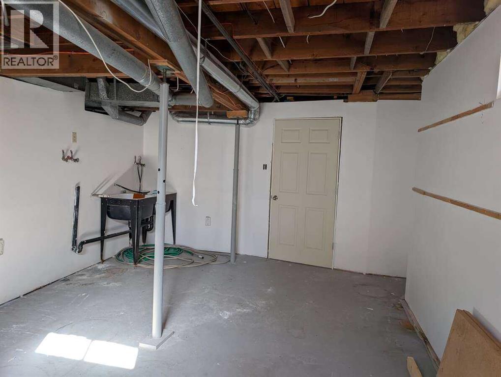 53 Elma Street W - 30