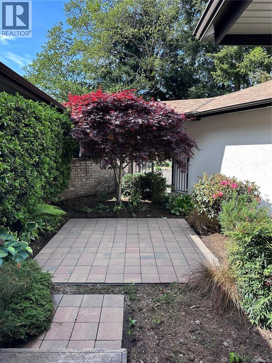 1 4631 Lochside Drive, Saanich