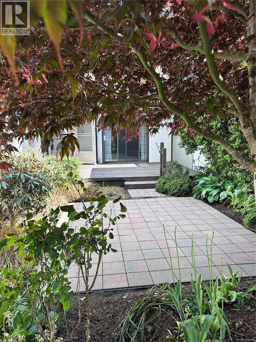 1 4631 Lochside Drive, Saanich