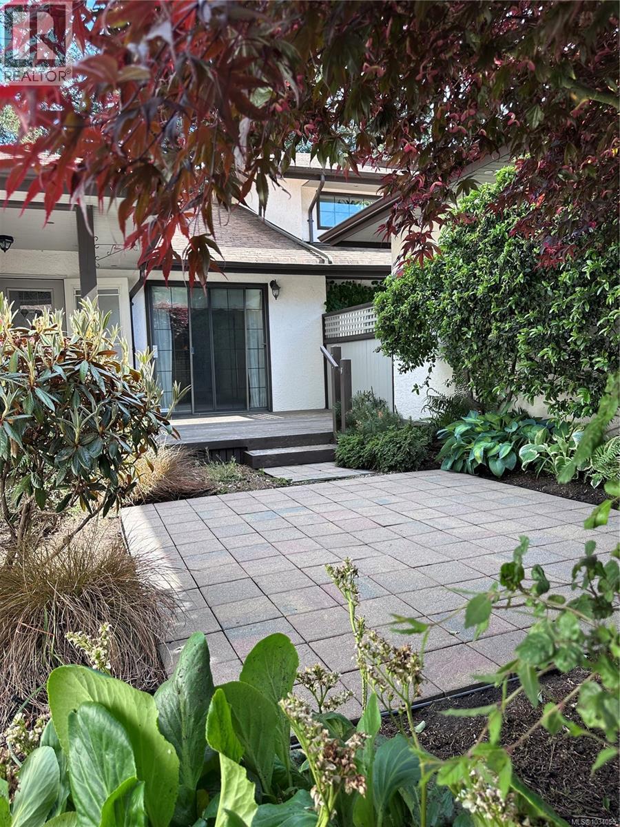 #1 4631 Lochside Dr - 30