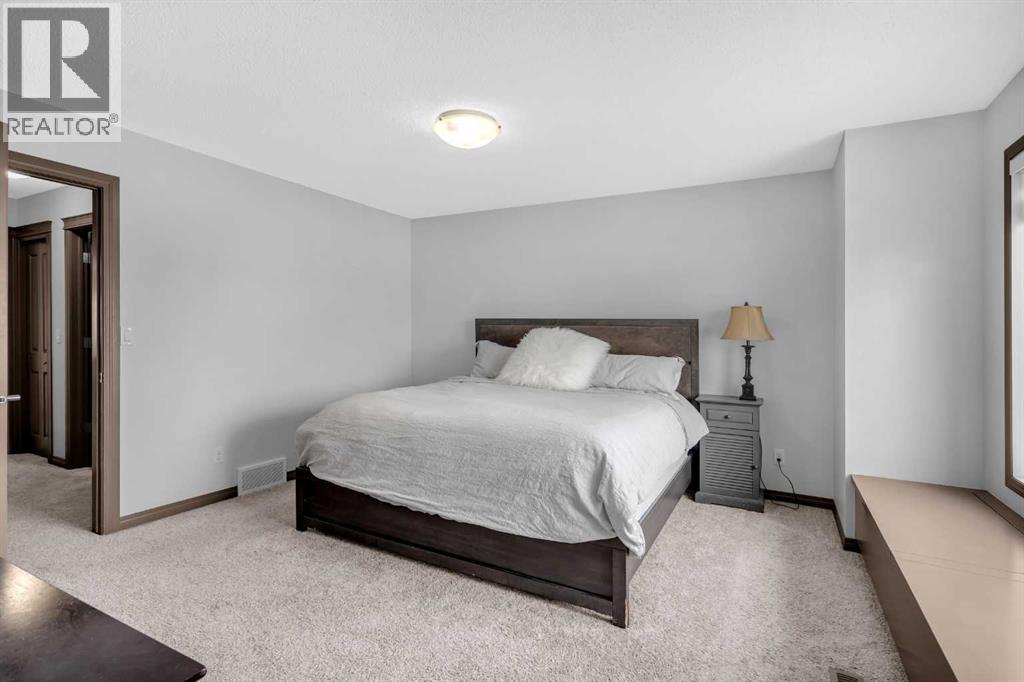 1121 Kingston Crescent SE - 32