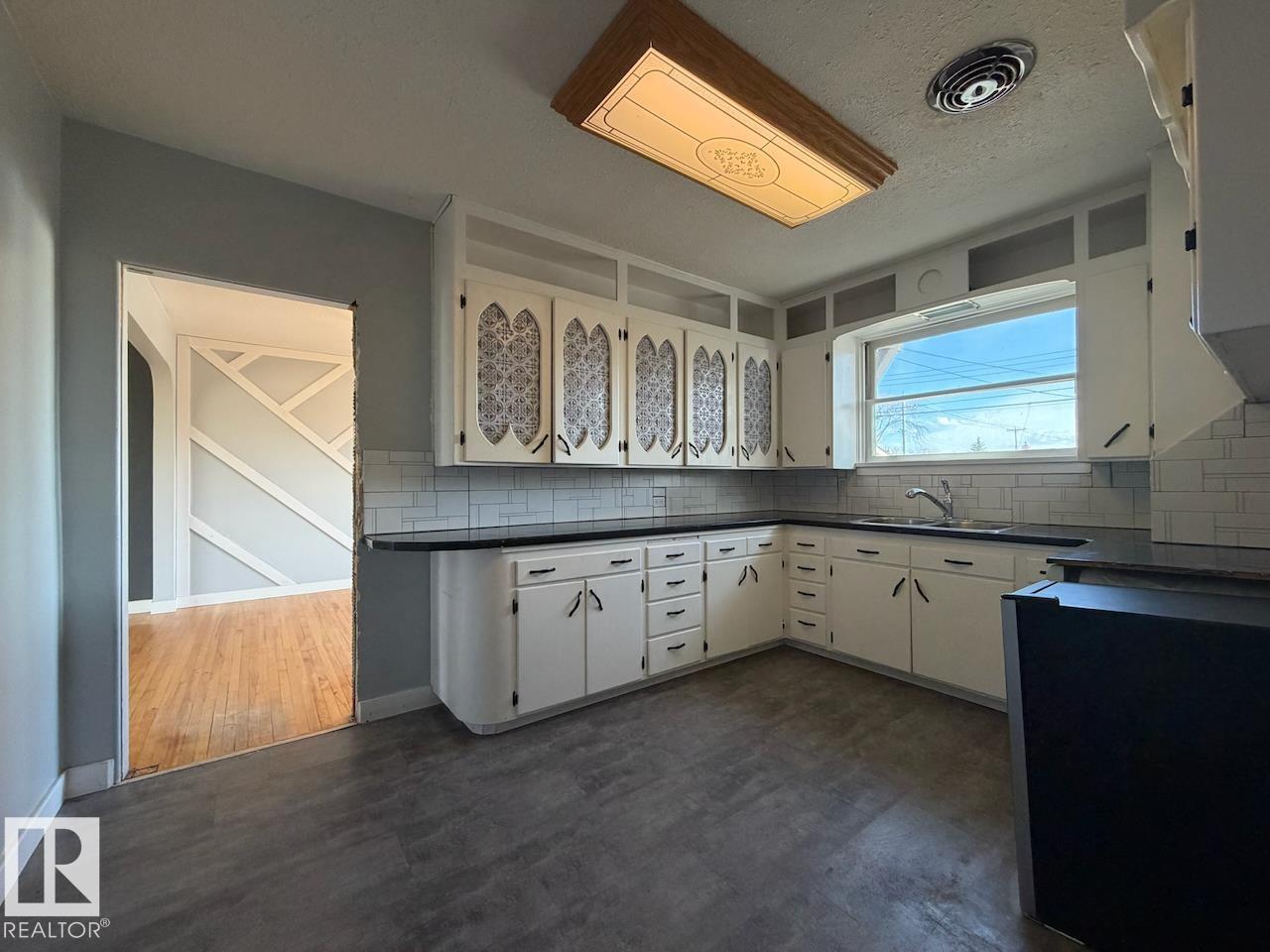 5003 46 AV — photo 11