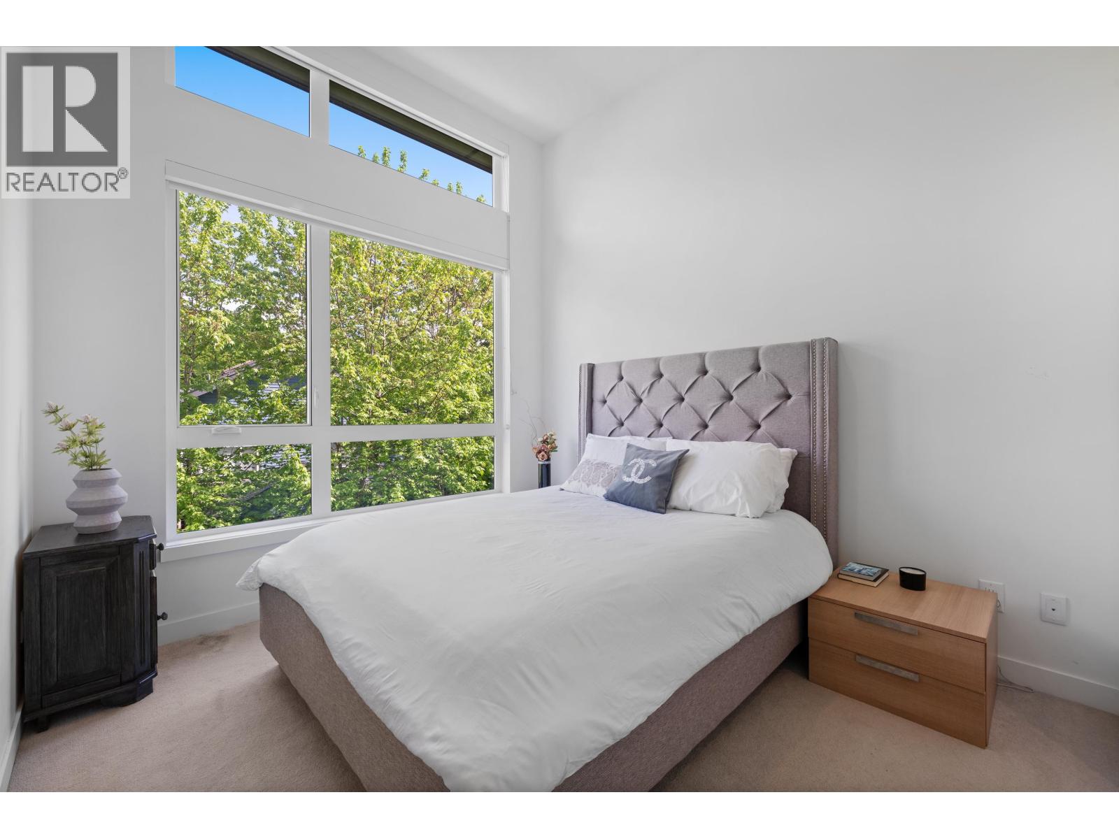 21 856 ORWELL STREET — photo 3