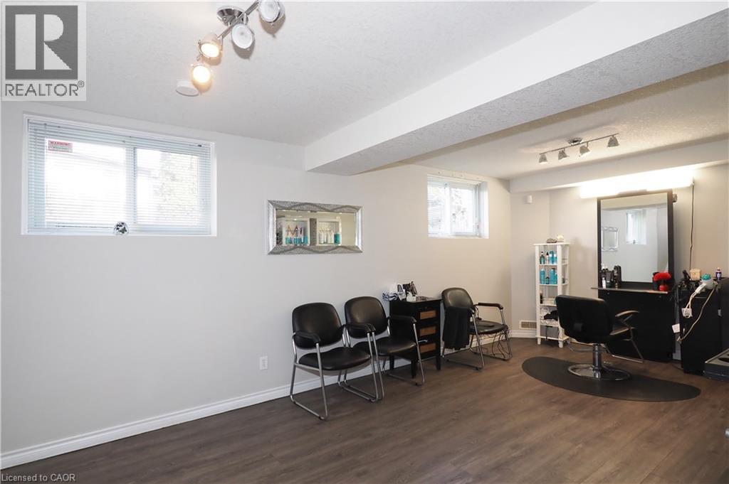 40 DINEEN Court, Kitchener, Ontario, N2B3X3 — Photo 48