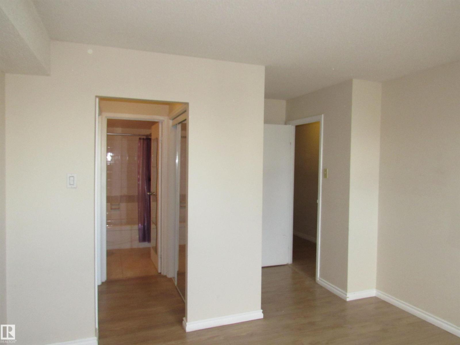 #1002 9929 113 ST NW - 23