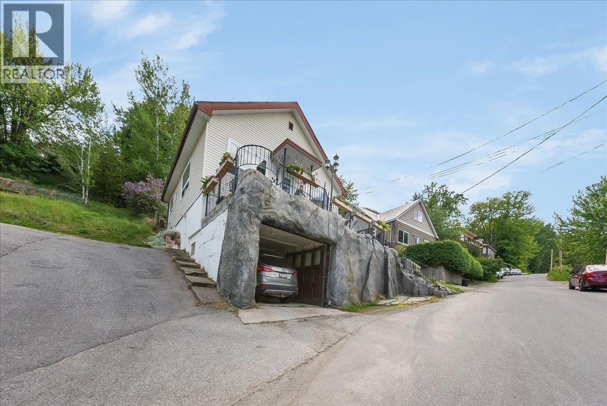 1374 MOUNTAIN Street - 55