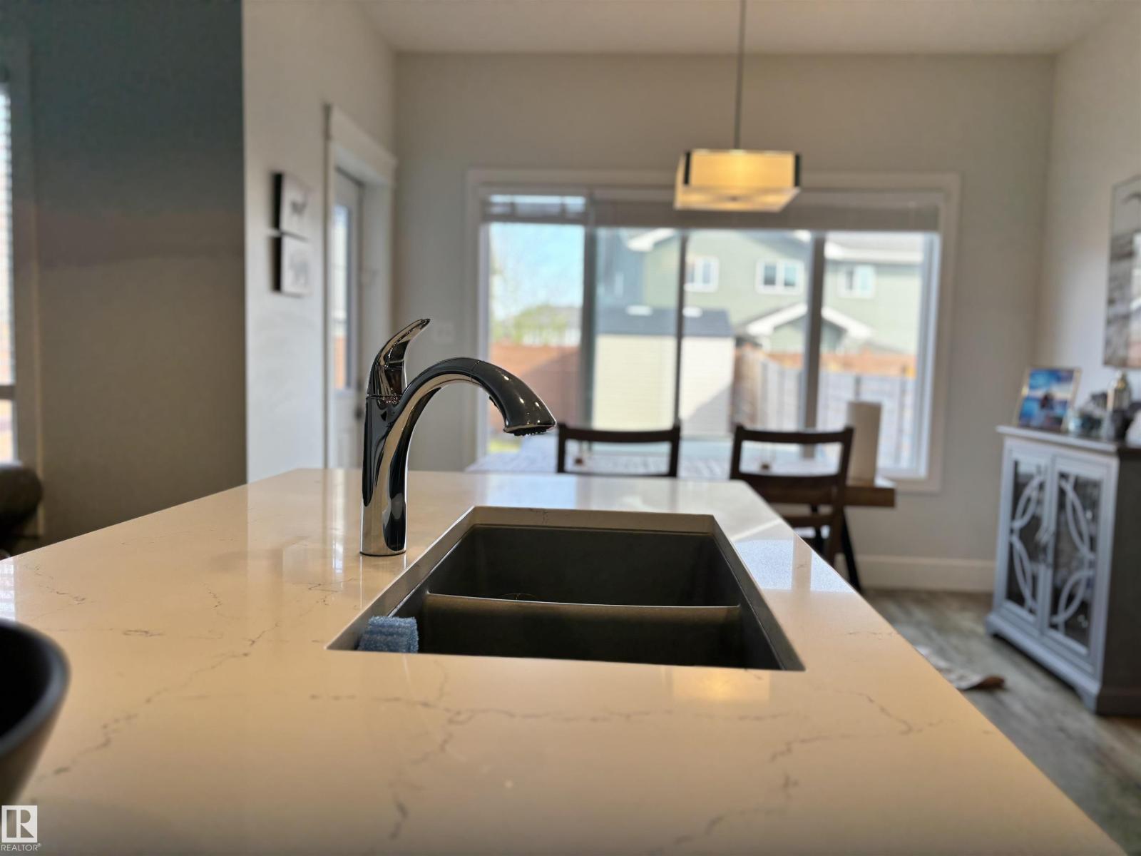 11 JAMES CR, St. Albert