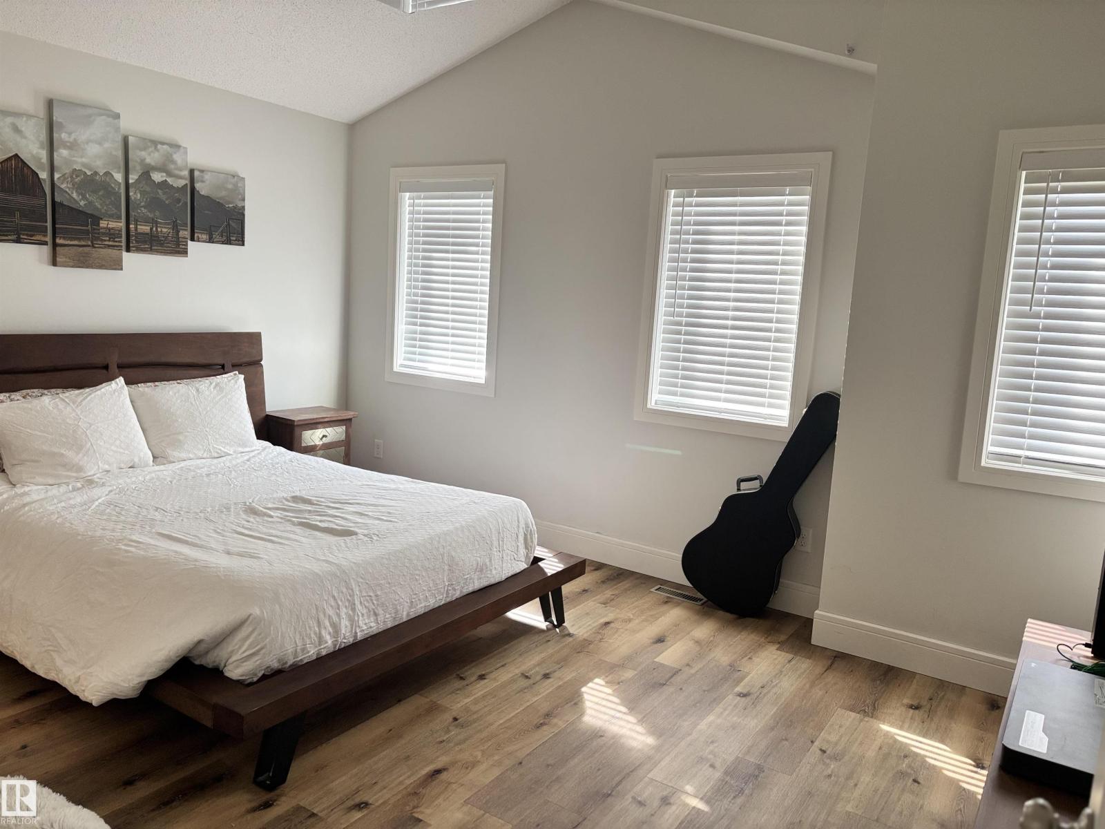 11 JAMES CR, St. Albert