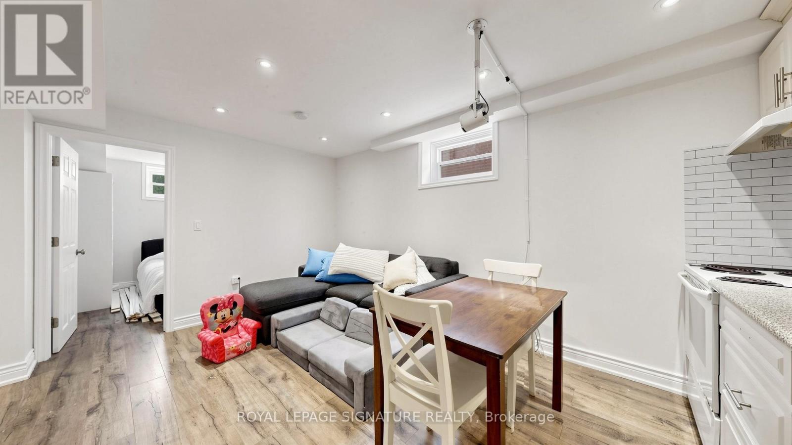33 NEAPOLITAN DRIVE - 29