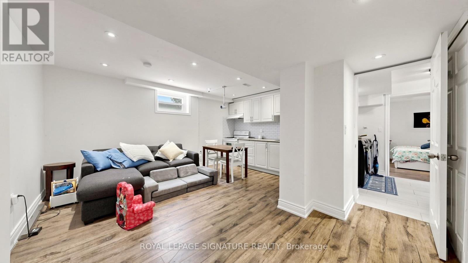 33 NEAPOLITAN DRIVE - 25