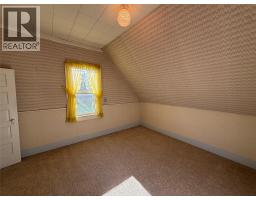 Living room - 1040a 49 Highway, Dawson Creek, BC V1G4L1 Photo 13