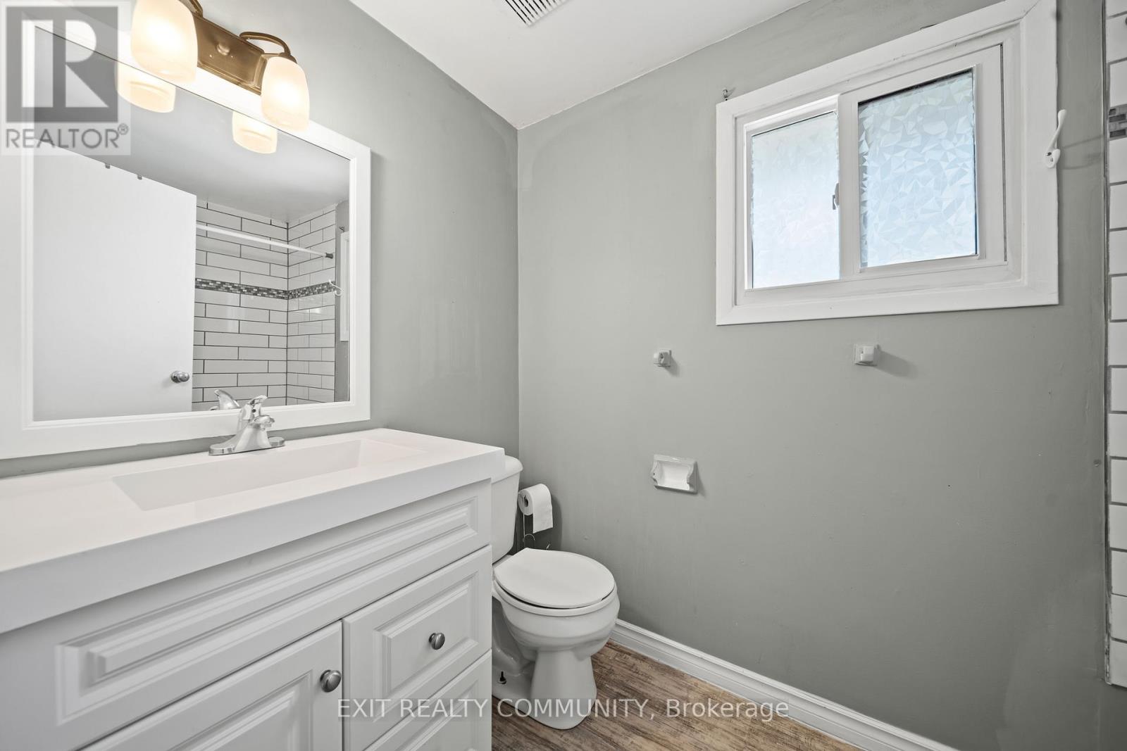 #32 595 THIRD STREET - 18